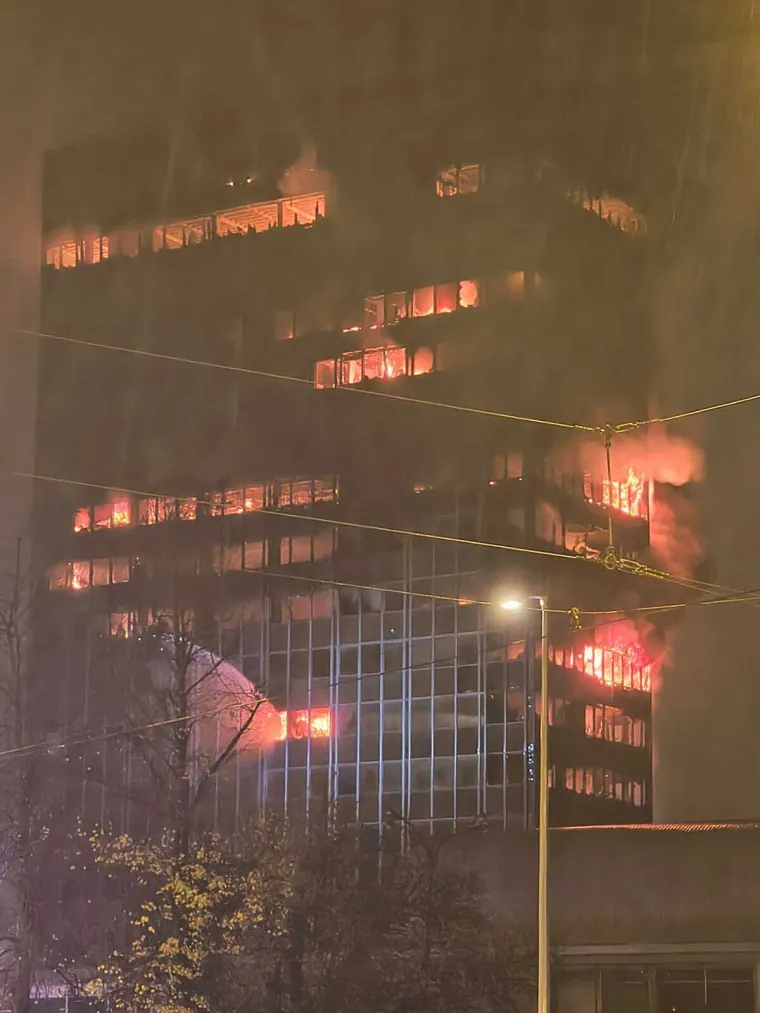 Velika fotogalerija požara Vjesnika: Plamena buktinja satima guta kat po kat