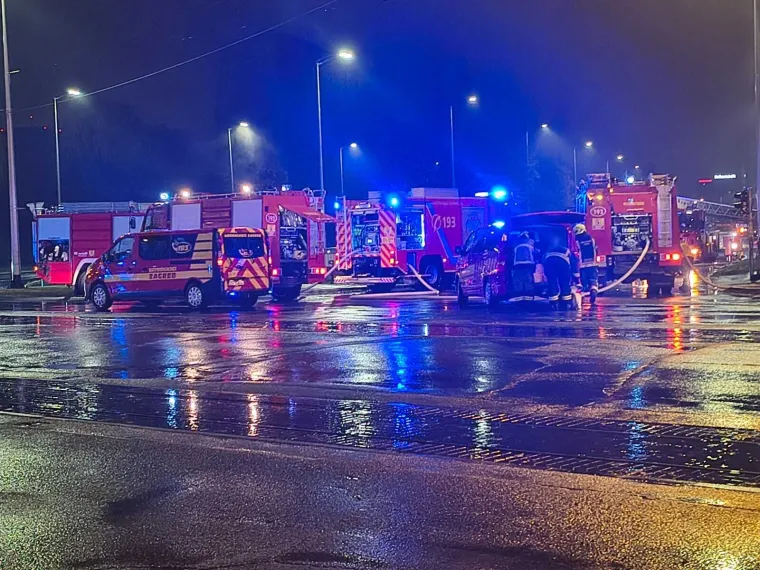 Velika fotogalerija požara Vjesnika: Plamena buktinja satima guta kat po kat