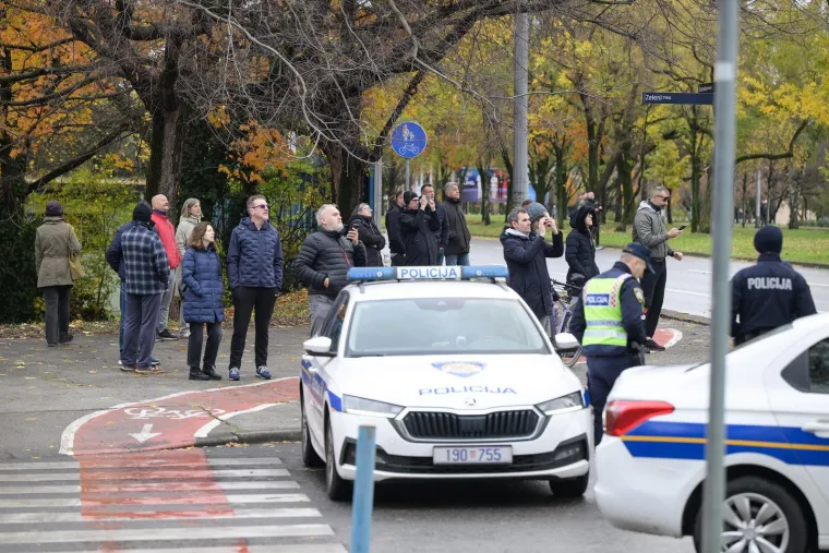 &Scaron;okirani Zagrepčani promatraju kako vatra guta zgradu Vjesnika: 'Nevjerojatno!'