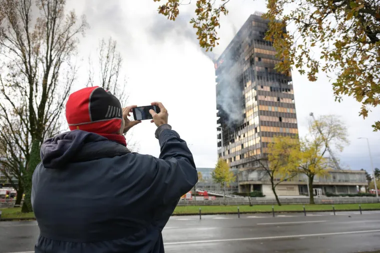 &Scaron;okirani Zagrepčani promatraju kako vatra guta zgradu Vjesnika: 'Nevjerojatno!'