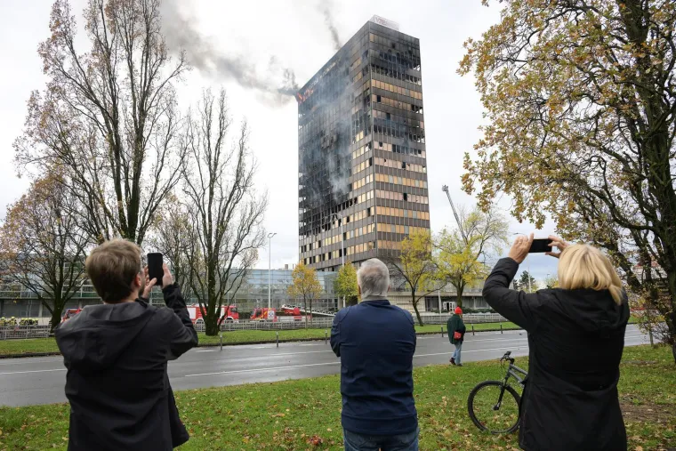 Šokirani Zagrepčani promatraju kako vatra guta zgradu Vjesnika: 'Nevjerojatno!'