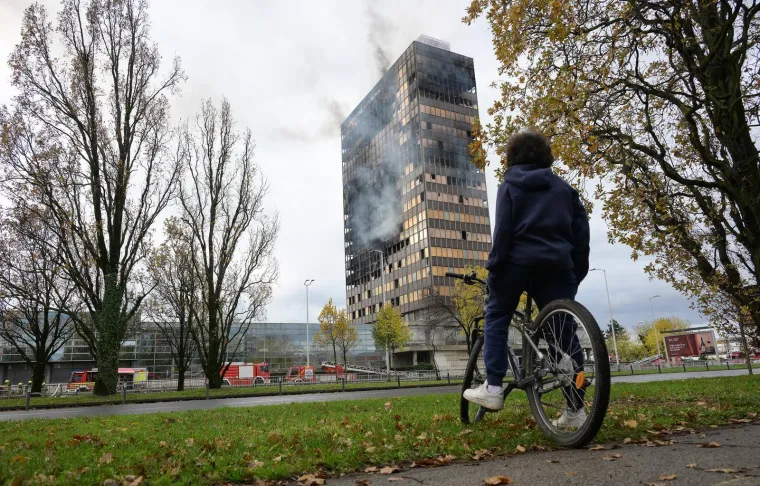 &Scaron;okirani Zagrepčani promatraju kako vatra guta zgradu Vjesnika: 'Nevjerojatno!'