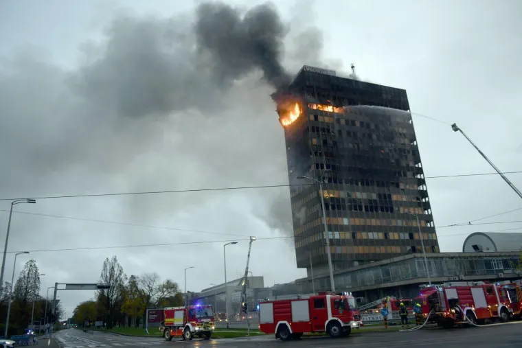 &Scaron;okirani Zagrepčani promatraju kako vatra guta zgradu Vjesnika: 'Nevjerojatno!'