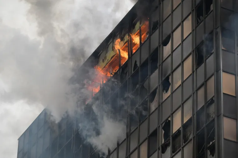 &Scaron;okirani Zagrepčani promatraju kako vatra guta zgradu Vjesnika: 'Nevjerojatno!'