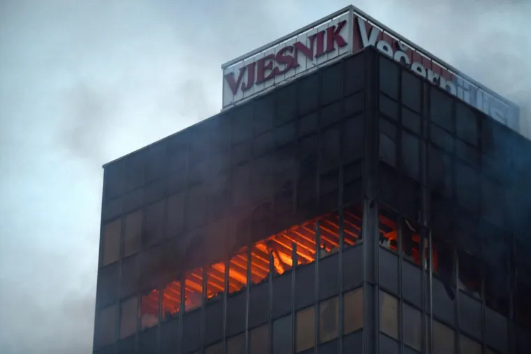 &Scaron;okirani Zagrepčani promatraju kako vatra guta zgradu Vjesnika: 'Nevjerojatno!'