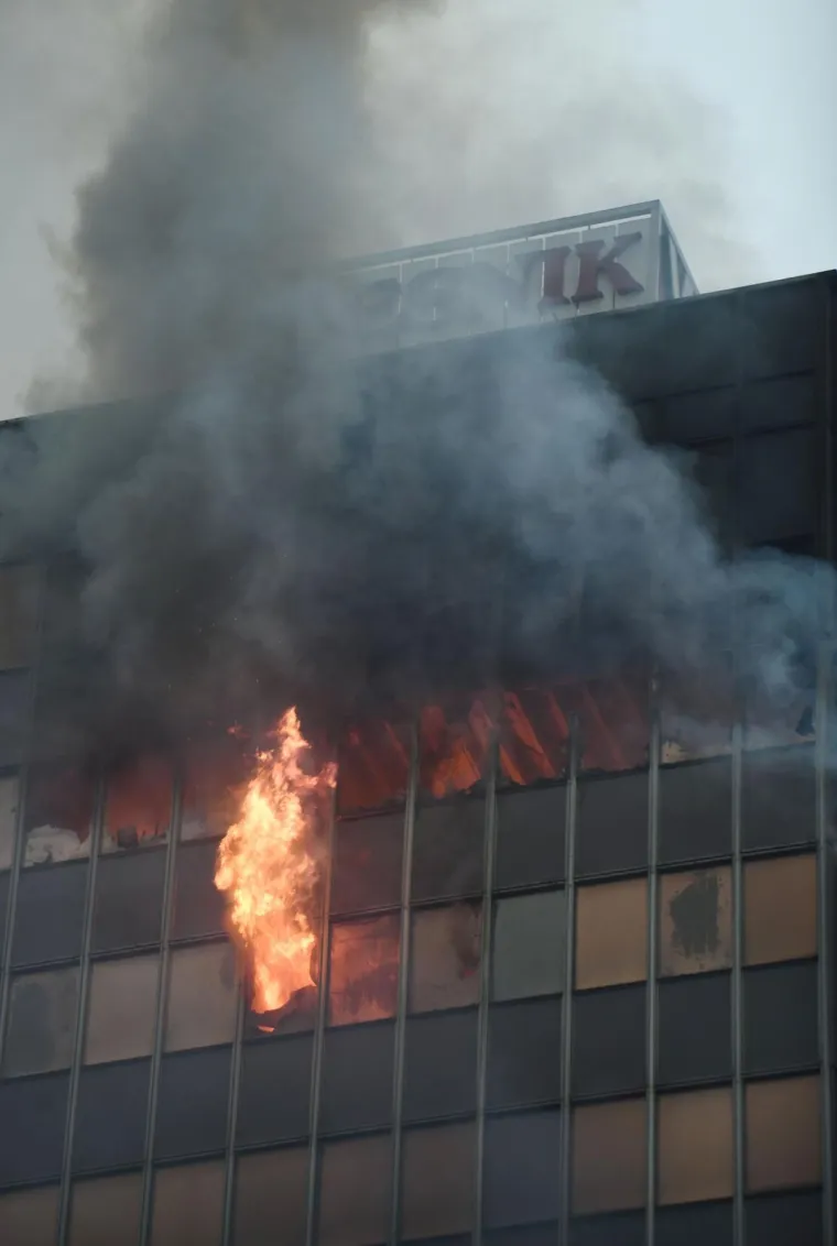 &Scaron;okirani Zagrepčani promatraju kako vatra guta zgradu Vjesnika: 'Nevjerojatno!'