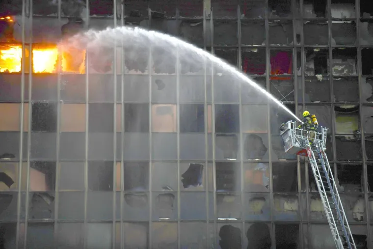 &Scaron;okirani Zagrepčani promatraju kako vatra guta zgradu Vjesnika: 'Nevjerojatno!'