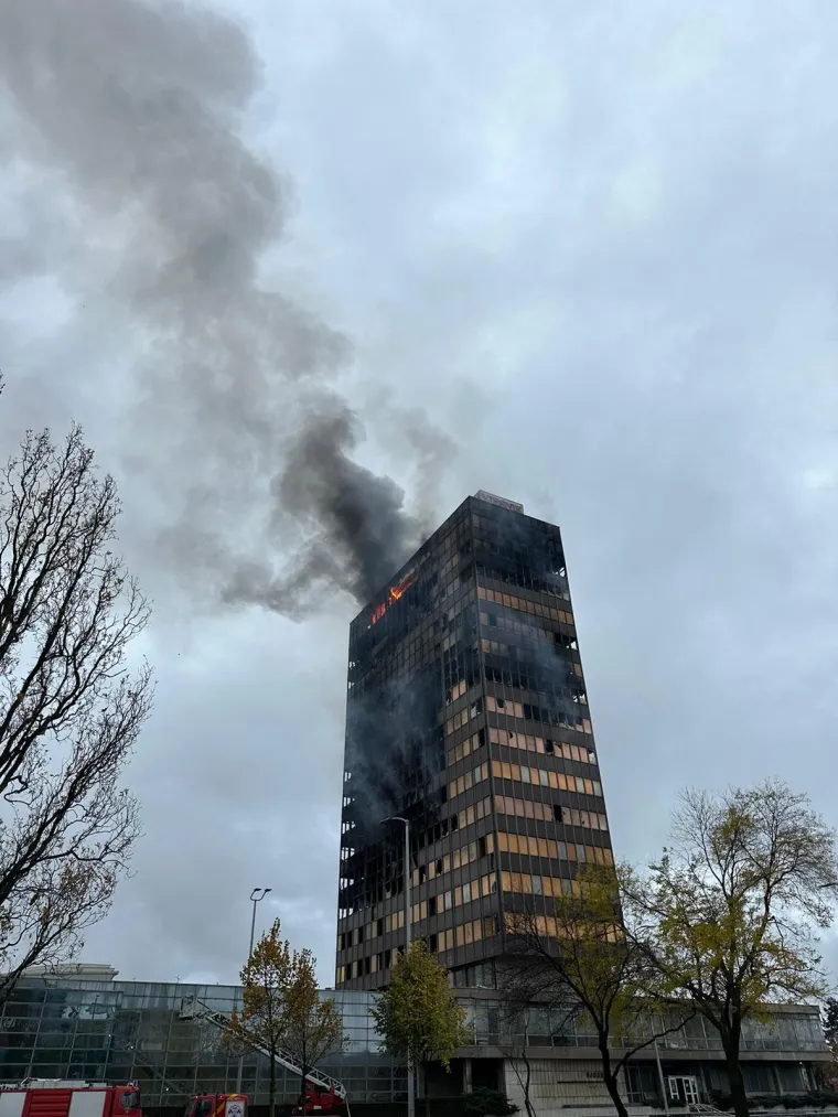 &Scaron;okirani Zagrepčani promatraju kako vatra guta zgradu Vjesnika: 'Nevjerojatno!'