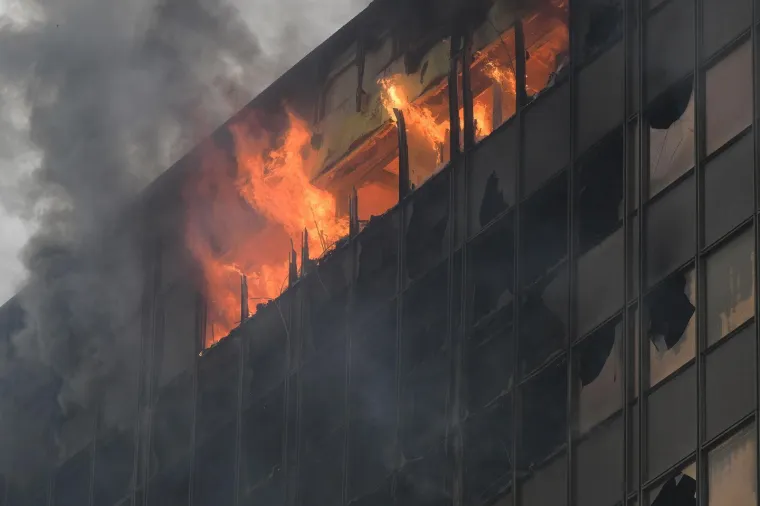 &Scaron;okirani Zagrepčani promatraju kako vatra guta zgradu Vjesnika: 'Nevjerojatno!'