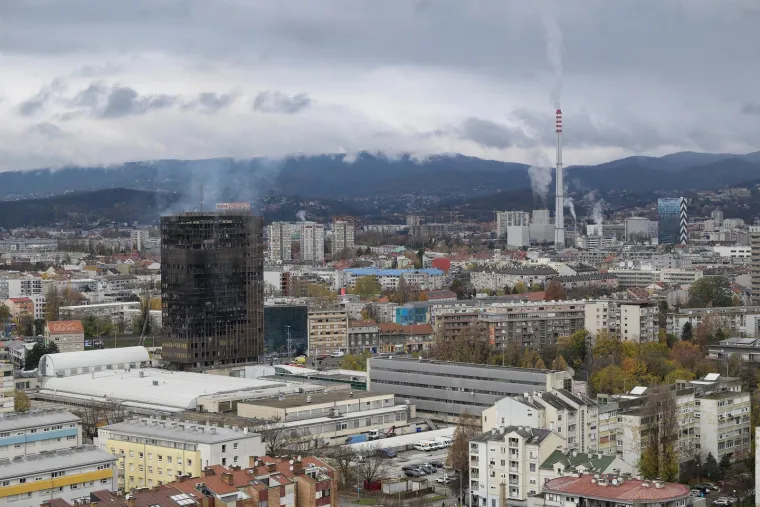 Šokirani Zagrepčani promatraju kako vatra guta zgradu Vjesnika: 'Nevjerojatno!'
