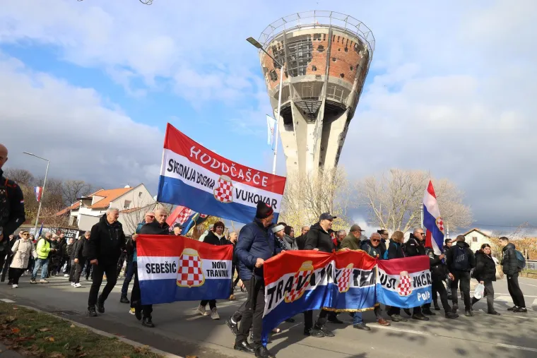 Pogledajte kako je izgledao susret inače sukobljenih navijačkih skupina u Koloni sjećanja
