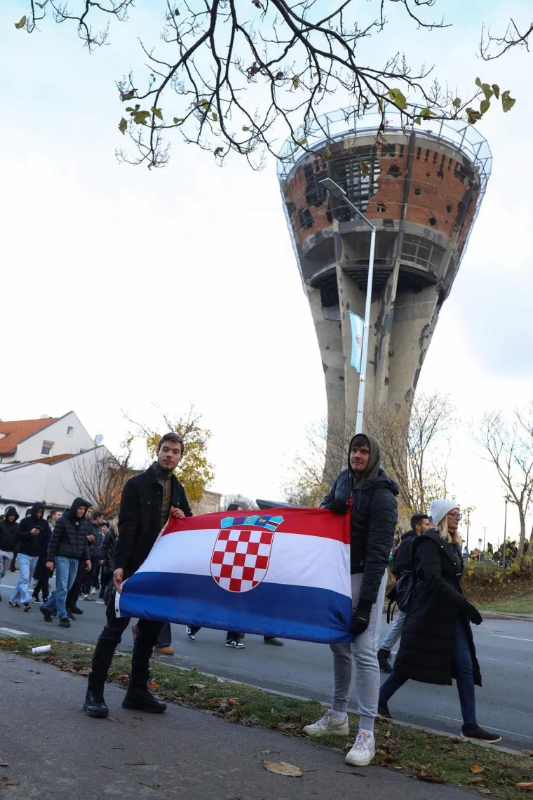 Pogledajte kako je izgledao susret inače sukobljenih navijačkih skupina u Koloni sjećanja