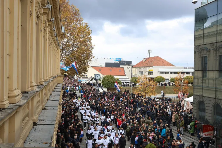 Pogledajte kako je izgledao susret inače sukobljenih navijačkih skupina u Koloni sjećanja