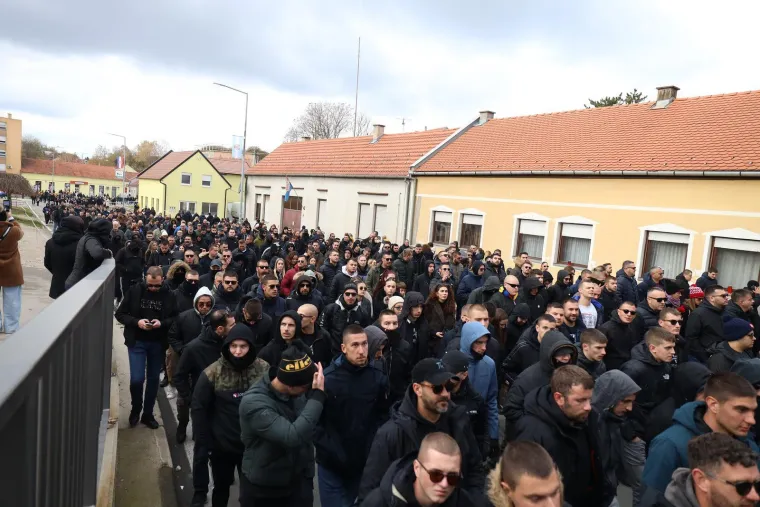 Pogledajte kako je izgledao susret inače sukobljenih navijačkih skupina u Koloni sjećanja