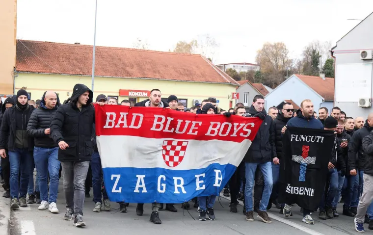 Pogledajte kako je izgledao susret inače sukobljenih navijačkih skupina u Koloni sjećanja