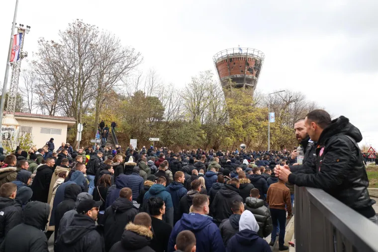 Pogledajte kako je izgledao susret inače sukobljenih navijačkih skupina u Koloni sjećanja