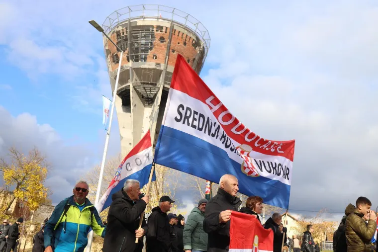 Pogledajte kako je izgledao susret inače sukobljenih navijačkih skupina u Koloni sjećanja