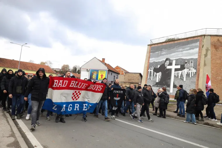 Pogledajte kako je izgledao susret inače sukobljenih navijačkih skupina u Koloni sjećanja