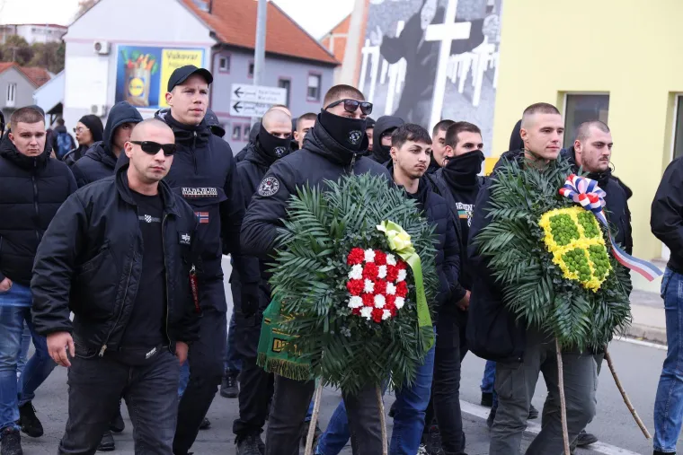 Pogledajte kako je izgledao susret inače sukobljenih navijačkih skupina u Koloni sjećanja