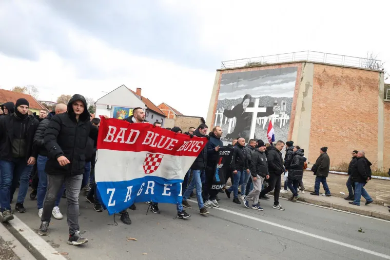 Pogledajte kako je izgledao susret inače sukobljenih navijačkih skupina u Koloni sjećanja