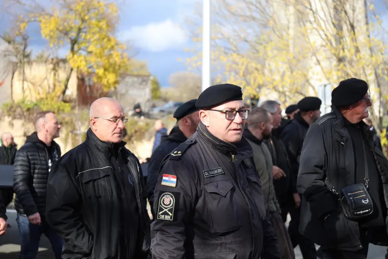 Pogledajte kako je izgledao susret inače sukobljenih navijačkih skupina u Koloni sjećanja