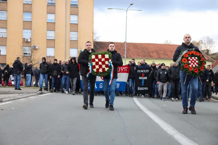 Pogledajte kako je izgledao susret inače sukobljenih navijačkih skupina u Koloni sjećanja