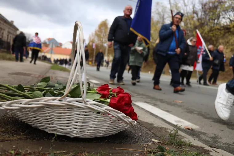Pogledajte kako je izgledao susret inače sukobljenih navijačkih skupina u Koloni sjećanja