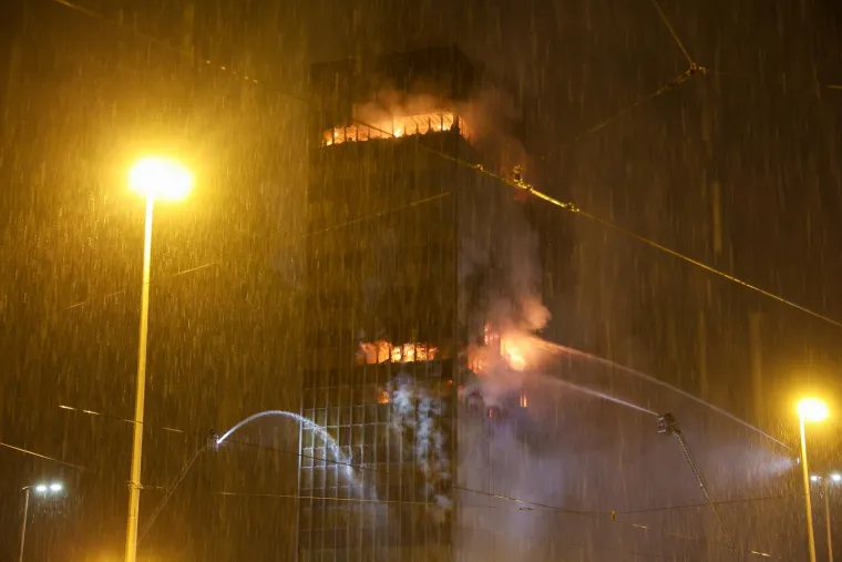 Ovo je Vjesnikov neboder danas i jučer navečer: Fotografije otkrivaju koliko je požar bio dramatičan