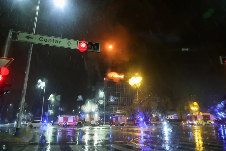 Ovo je Vjesnikov neboder danas i jučer navečer: Fotografije otkrivaju koliko je požar bio dramatičan
