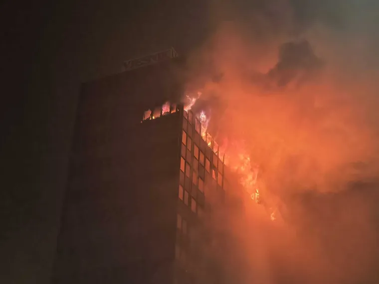 Ovo je Vjesnikov neboder danas i jučer navečer: Fotografije otkrivaju koliko je požar bio dramatičan