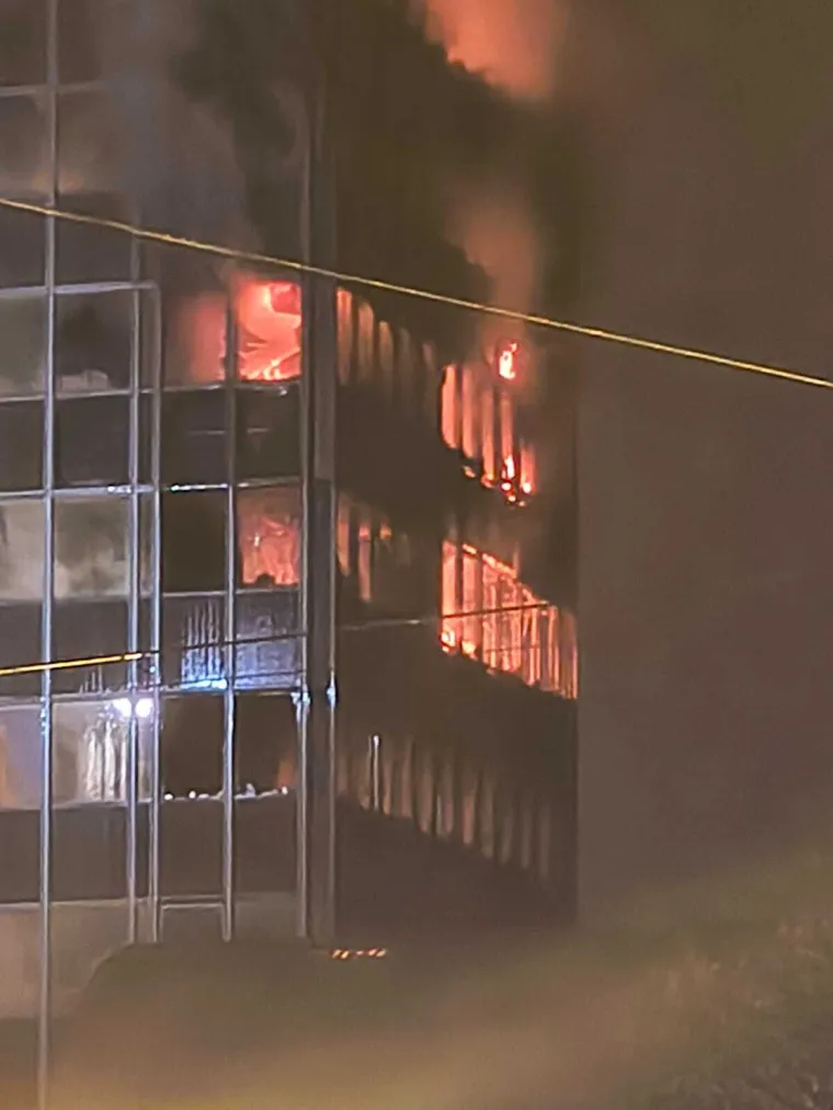 Ovo je Vjesnikov neboder danas i jučer navečer: Fotografije otkrivaju koliko je požar bio dramatičan