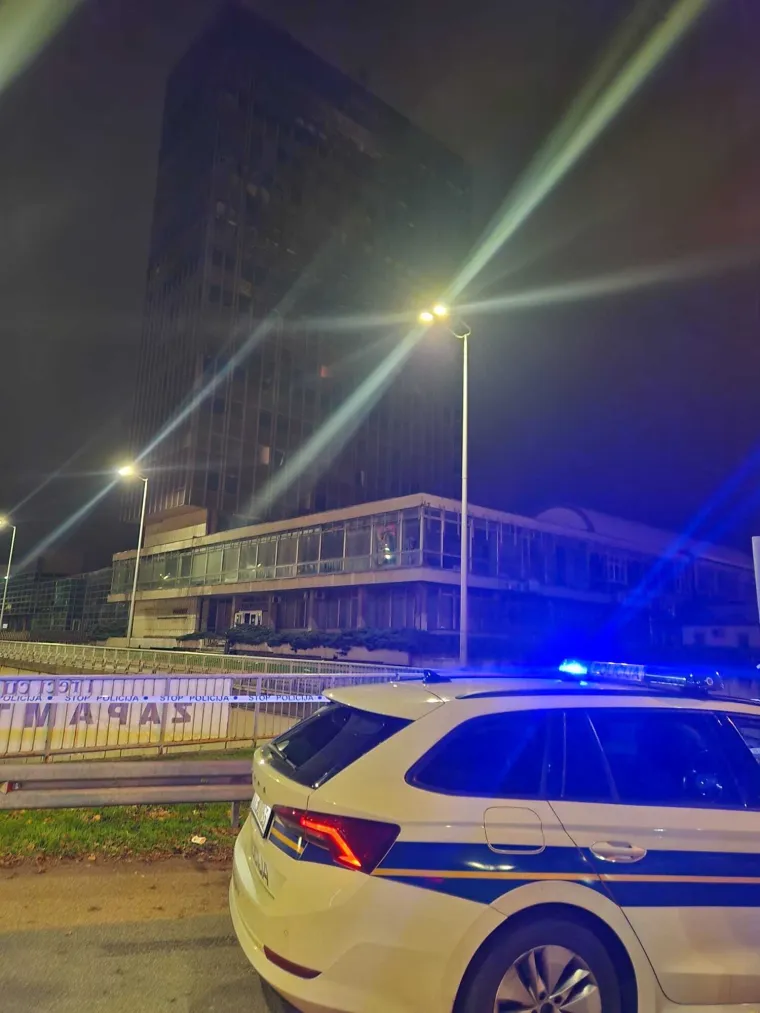 Ovo je Vjesnikov neboder danas i jučer navečer: Fotografije otkrivaju koliko je požar bio dramatičan