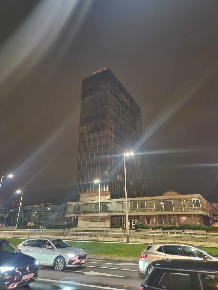 Ovo je Vjesnikov neboder danas i jučer navečer: Fotografije otkrivaju koliko je požar bio dramatičan