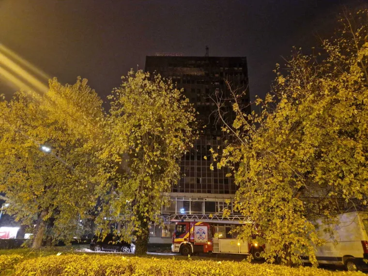 Ovo je Vjesnikov neboder danas i jučer navečer: Fotografije otkrivaju koliko je požar bio dramatičan