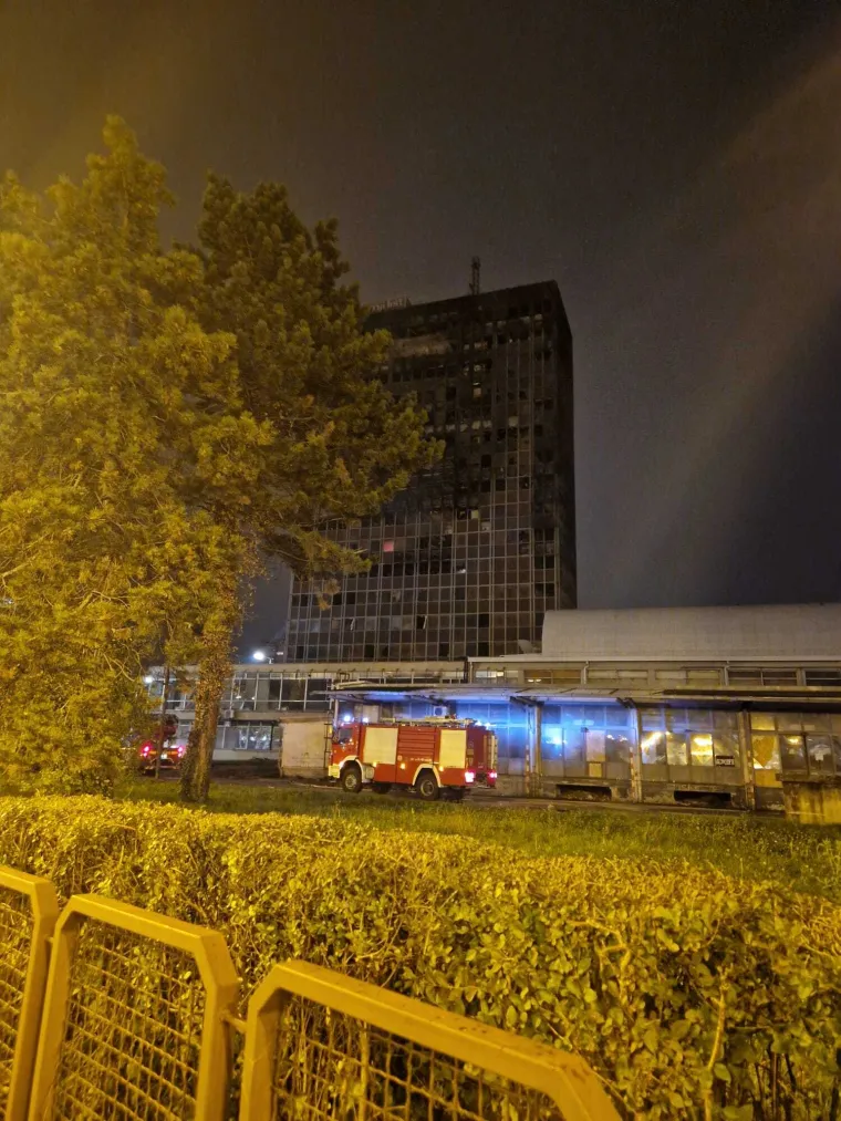 Ovo je Vjesnikov neboder danas i jučer navečer: Fotografije otkrivaju koliko je požar bio dramatičan