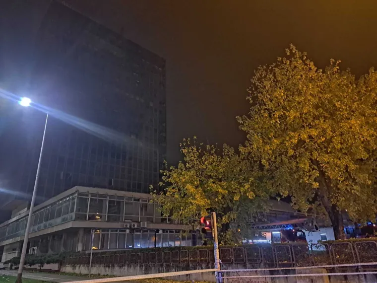 Ovo je Vjesnikov neboder danas i jučer navečer: Fotografije otkrivaju koliko je požar bio dramatičan