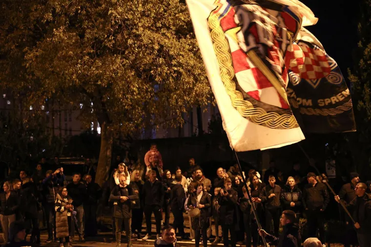 Impresivne slike iz Splita: Rijeka ljudi priključila se Torcidi u nezaboravnom mimohodu za Vukovar