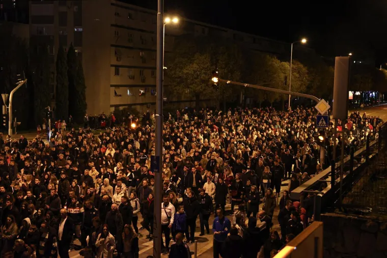 Impresivne slike iz Splita: Rijeka ljudi priključila se Torcidi u nezaboravnom mimohodu za Vukovar