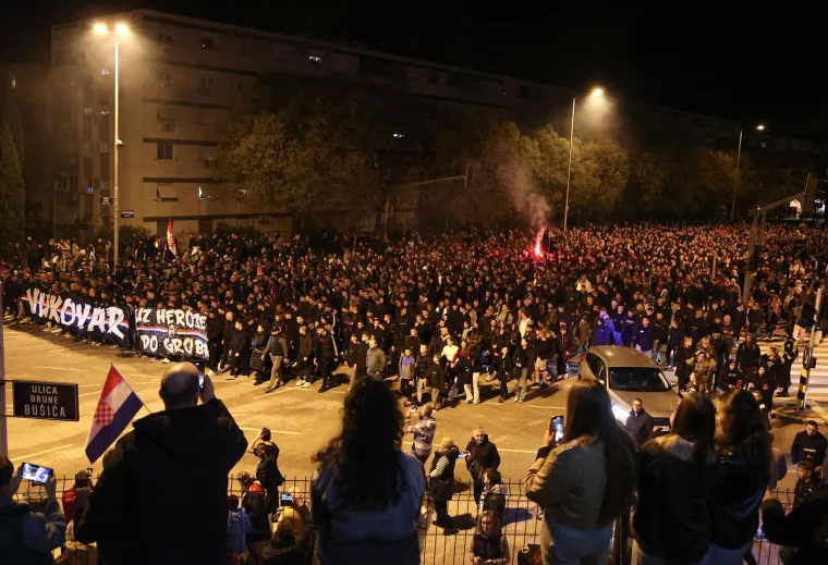 Impresivne slike iz Splita: Rijeka ljudi priključila se Torcidi u nezaboravnom mimohodu za Vukovar