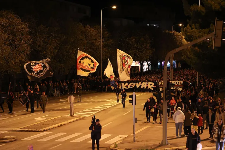 Impresivne slike iz Splita: Rijeka ljudi priključila se Torcidi u nezaboravnom mimohodu za Vukovar