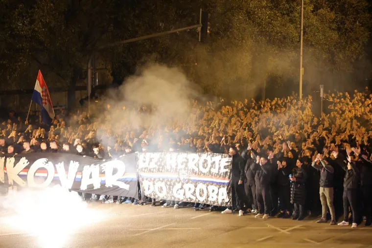 Impresivne slike iz Splita: Rijeka ljudi priključila se Torcidi u nezaboravnom mimohodu za Vukovar