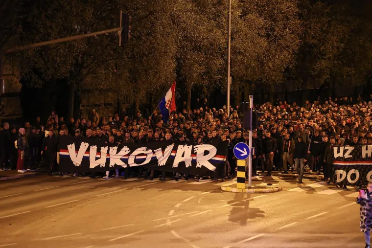 Impresivne slike iz Splita: Rijeka ljudi priključila se Torcidi u nezaboravnom mimohodu za Vukovar