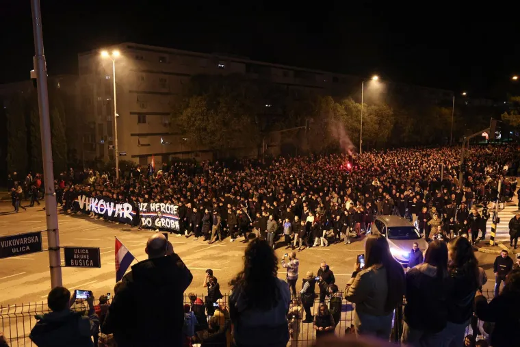 Impresivne slike iz Splita: Rijeka ljudi priključila se Torcidi u nezaboravnom mimohodu za Vukovar