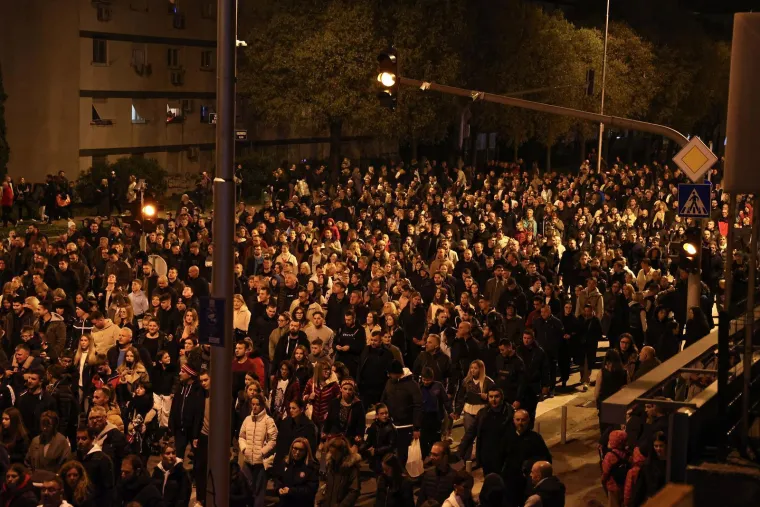 Impresivne slike iz Splita: Rijeka ljudi priključila se Torcidi u nezaboravnom mimohodu za Vukovar