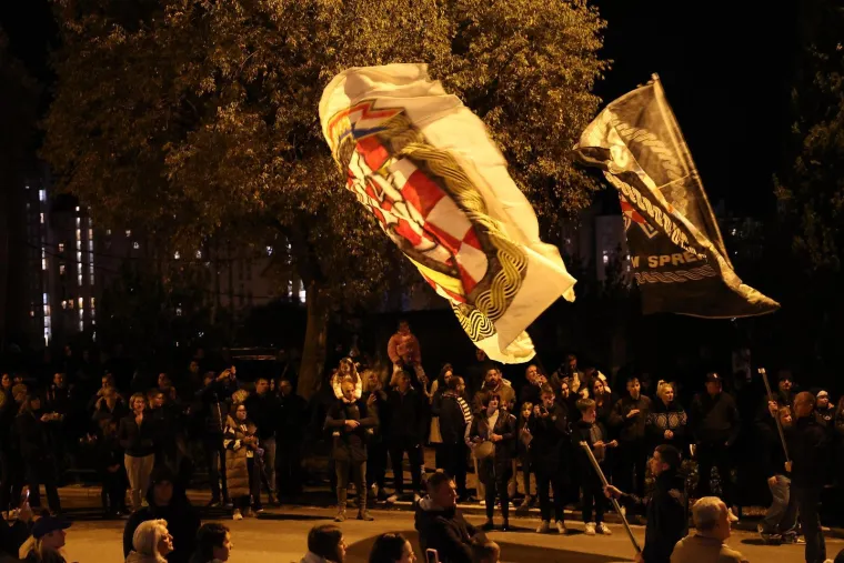 Impresivne slike iz Splita: Rijeka ljudi priključila se Torcidi u nezaboravnom mimohodu za Vukovar