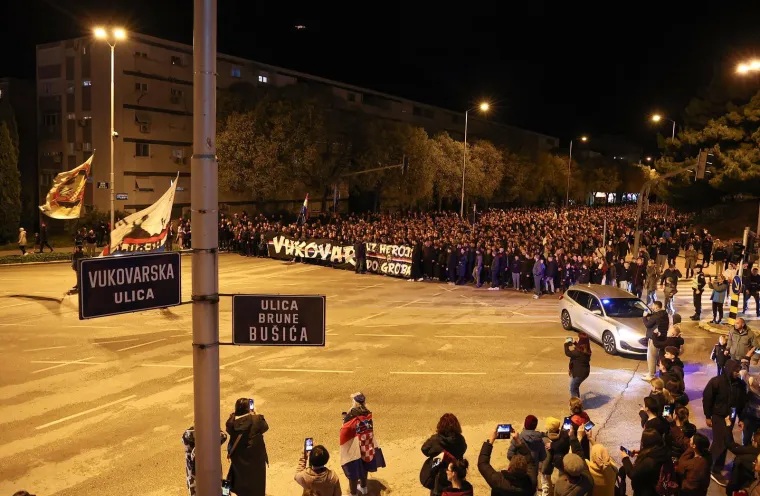 Impresivne slike iz Splita: Rijeka ljudi priključila se Torcidi u nezaboravnom mimohodu za Vukovar