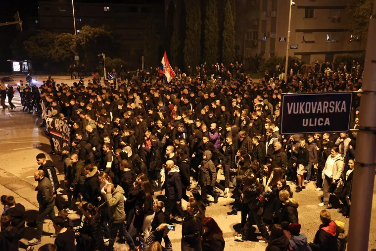 Impresivne slike iz Splita: Rijeka ljudi priključila se Torcidi u nezaboravnom mimohodu za Vukovar