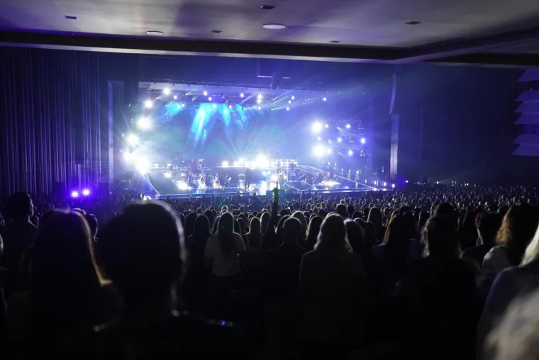 Elita u publici! Pogledajte koga je sve Emina okupila na svom spektakularnom koncertu