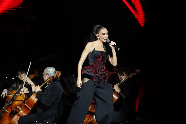 Elita u publici! Pogledajte koga je sve Emina okupila na svom spektakularnom koncertu