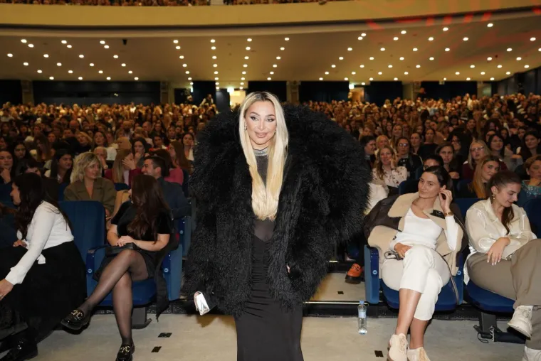 Elita u publici! Pogledajte koga je sve Emina okupila na svom spektakularnom koncertu